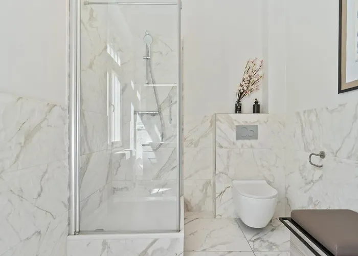 W Shared Bathroom&kitchen In Luxury 别墅