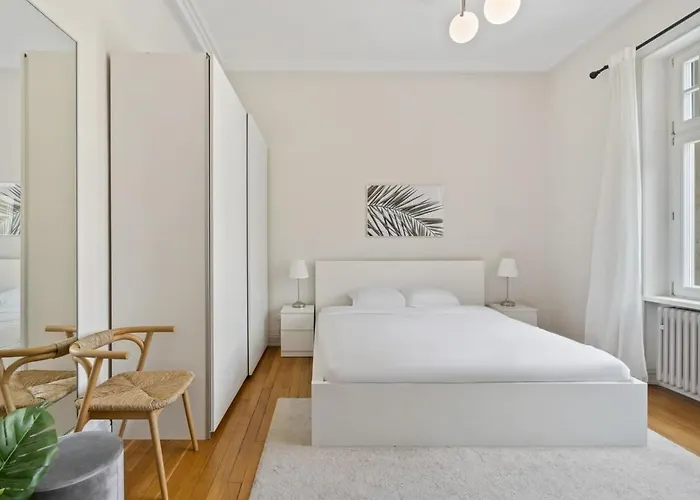 W Shared Bathroom&kitchen In Luxury 别墅 *