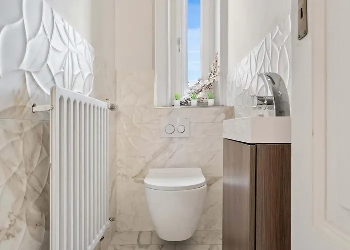 W Shared Bathroom&kitchen In Luxury 别墅 *